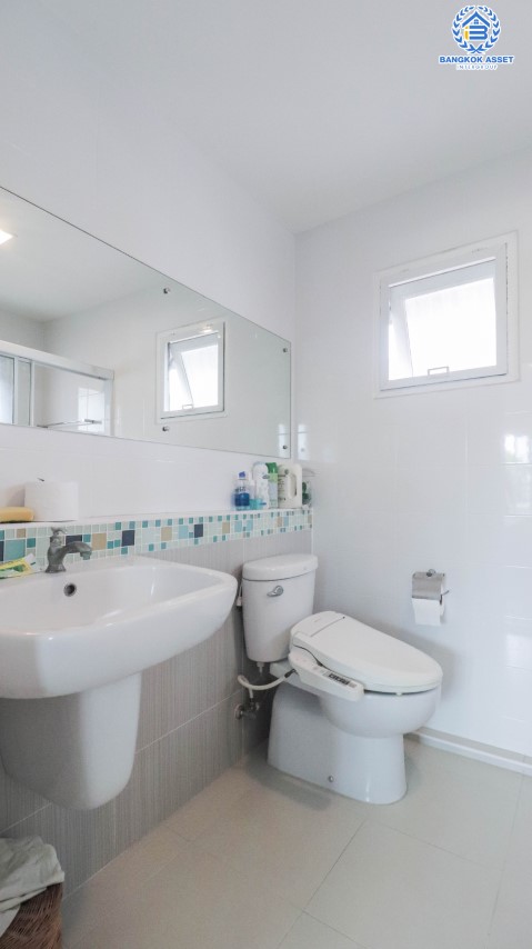 บ้านเดี่ยวมือสอง  ม.มัณฑนาเลค วัชรพล บ้านสวย จากแบรนด์ดัง * Land & House *  เนื้อที่ 50.30 ตร.ว. มาพร้อมฟังก์ชันจัดเต็ม 3 ห้องนอน 3 ห้องน้ำ บ้านสวยพร้อมเข้าอยู่ พร้อมแถมเครื่องปรับอากาศ 4 เครื่อง บนทำเลศักยภาพ เชื่อมต่อถนนหลายเส้นทาง ใกล้รถไฟฟ้า สถานี "สายหยุดและแยกคปอ"  และ ใกล้จุดขึ้นทางด่วน "รามอินทรา-อาจณรงค์"